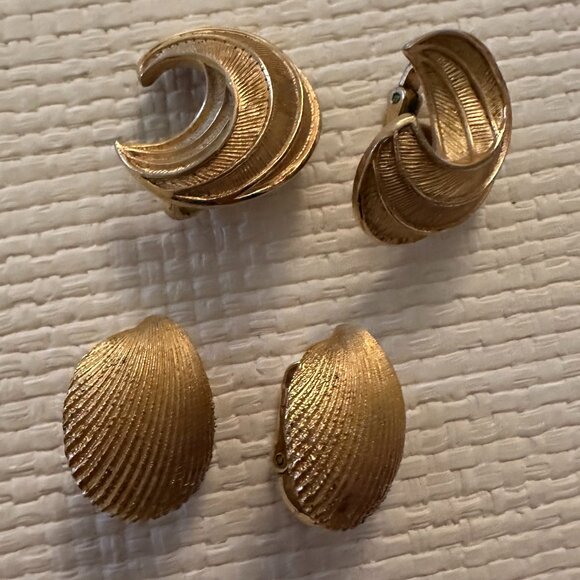 Pair of Signed Trifari Goldtone Dime Sized Earrings - Picture 1 of 5